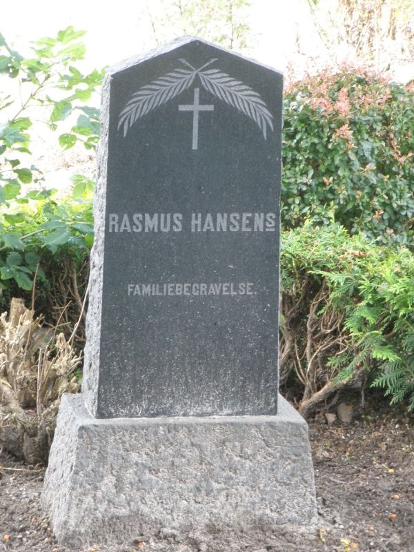 Rasmus Hansen's familiegravsted.JPG